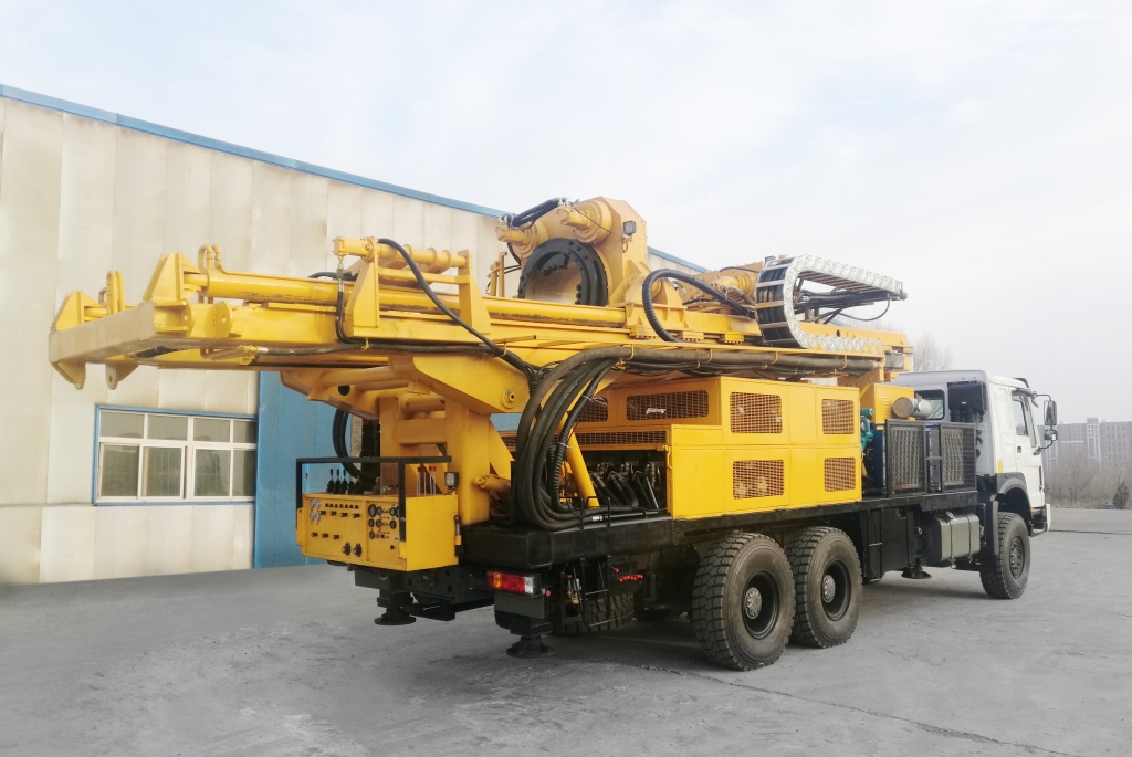 双动力头液压桩机是在我公司桩孔,水井,勘探钻机制造经验研发的套管桩